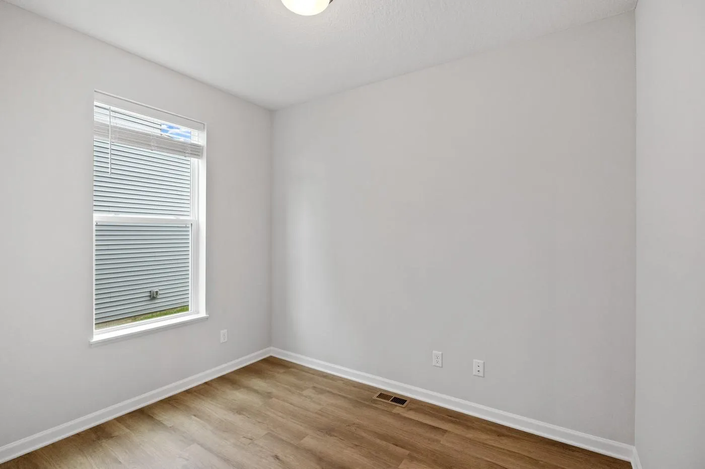 Photo 13 of 11627 16th Ne Circle