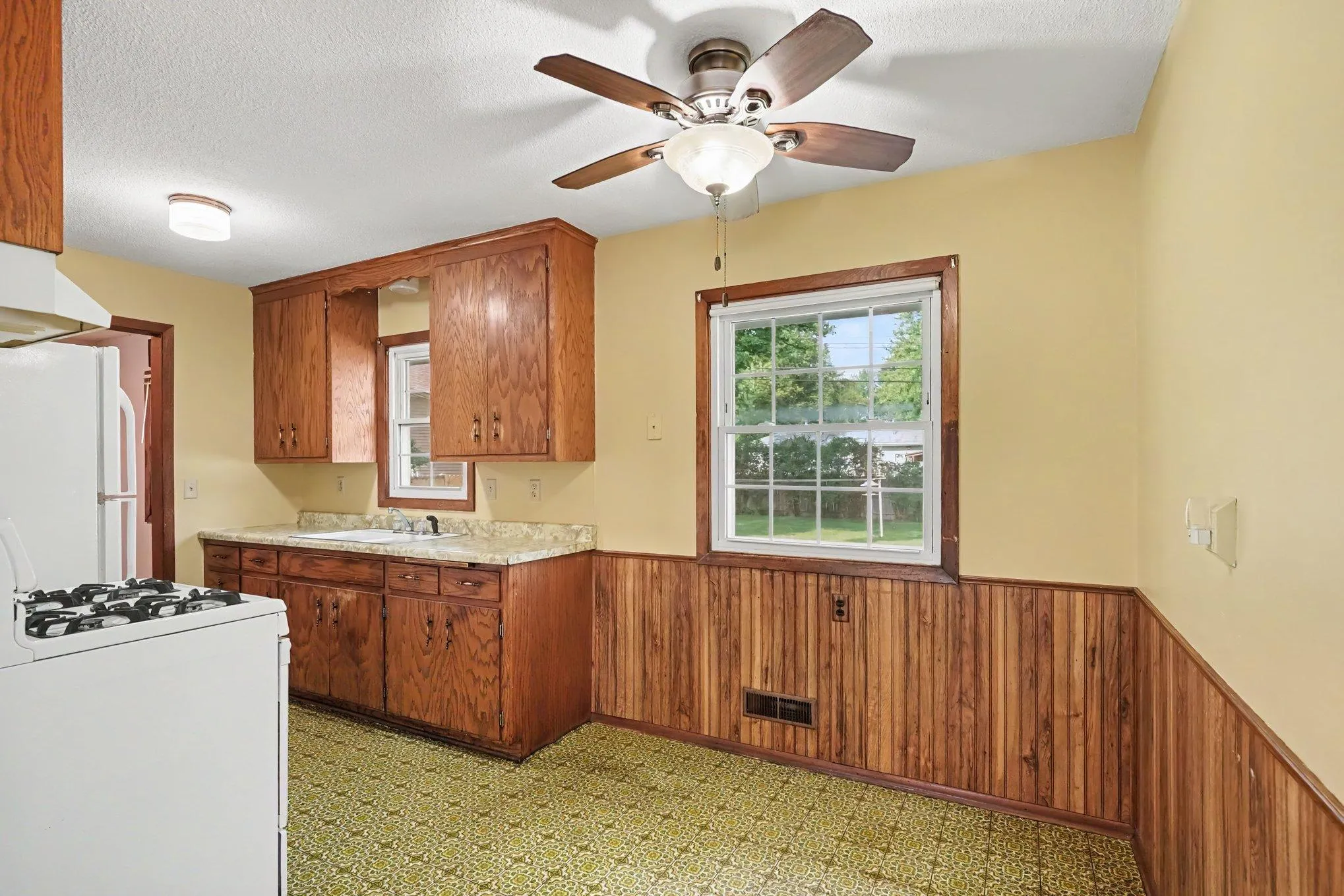 Photo 6 of 14669 Danbury W Avenue