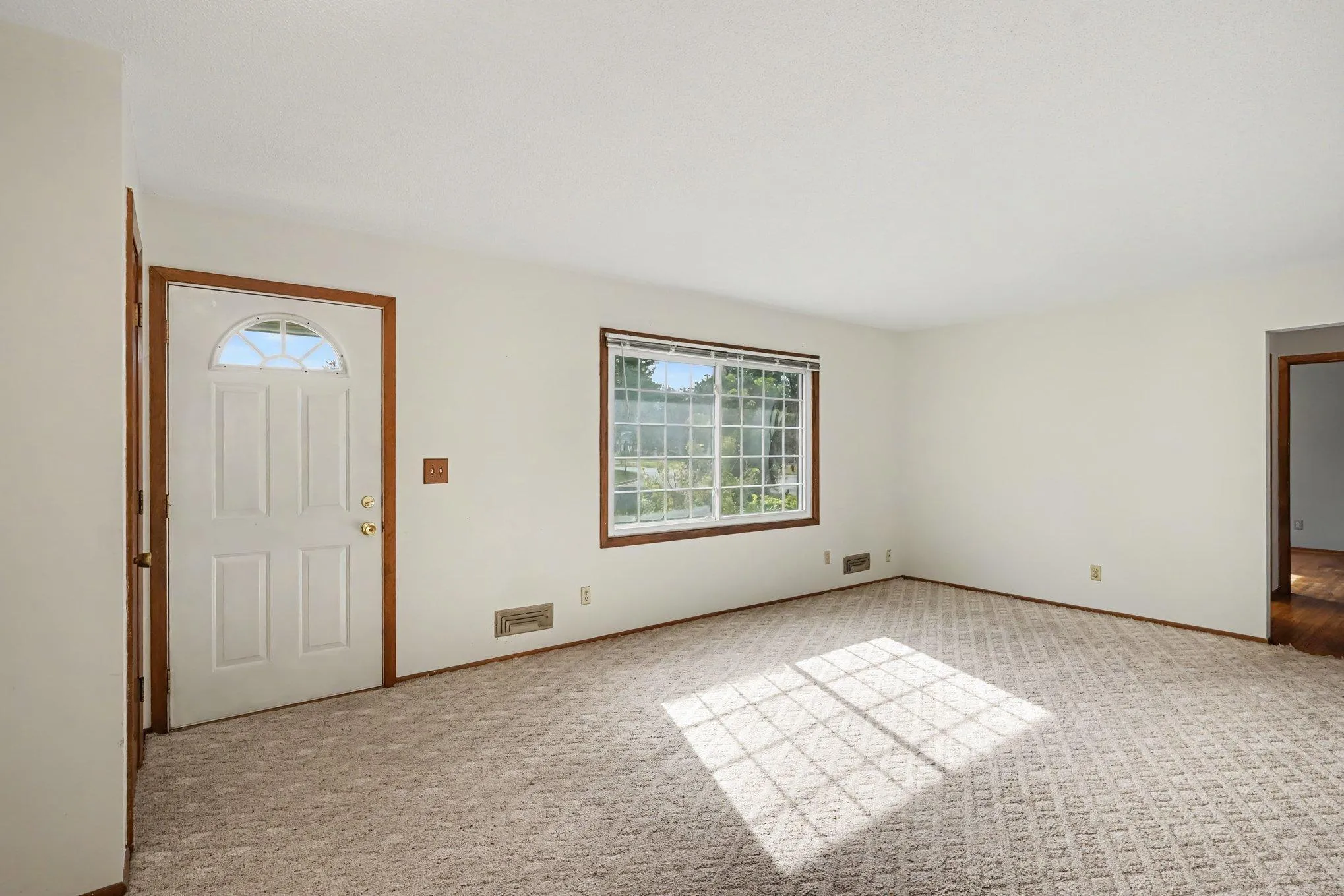 Photo 4 of 14669 Danbury W Avenue