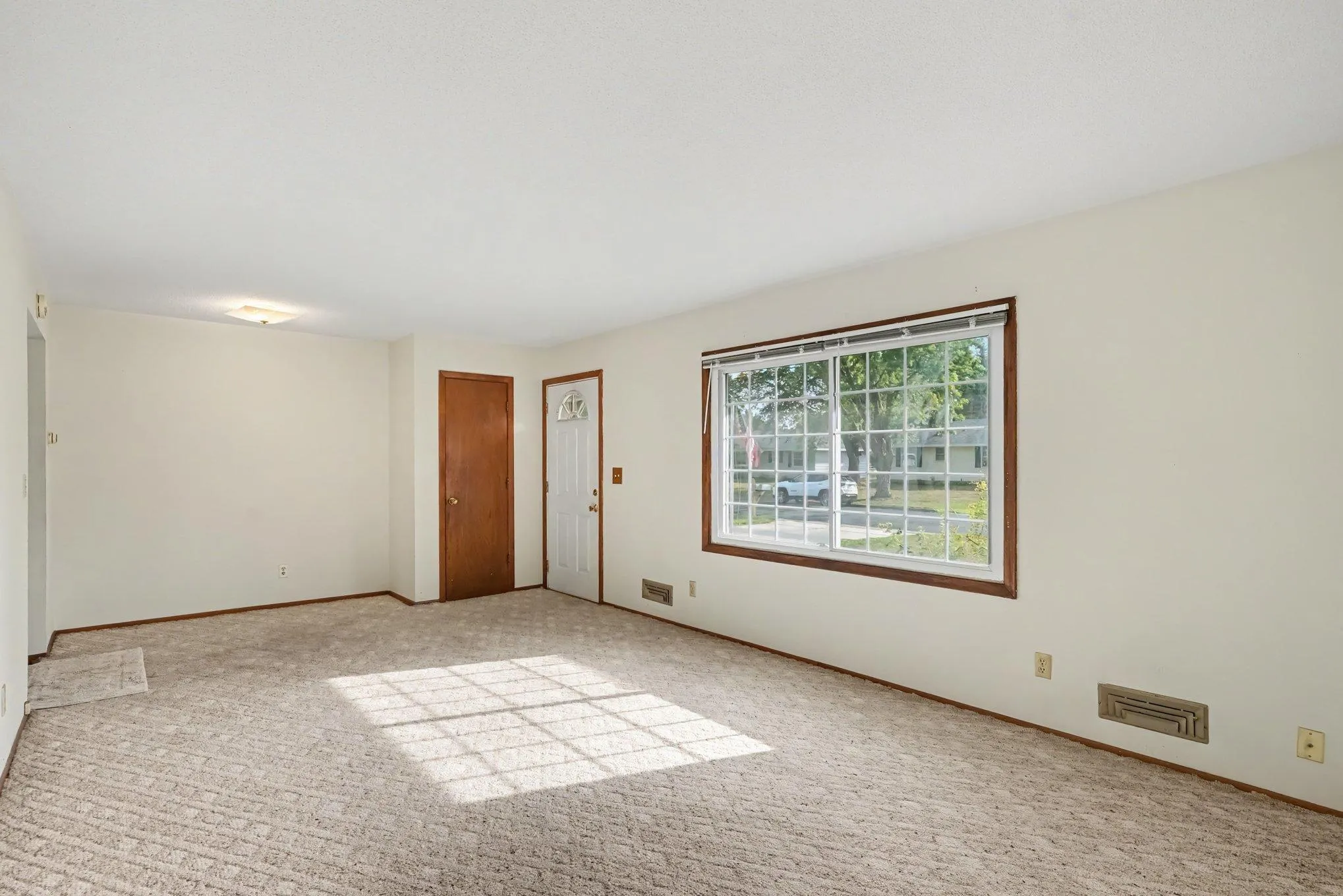 Photo 3 of 14669 Danbury W Avenue