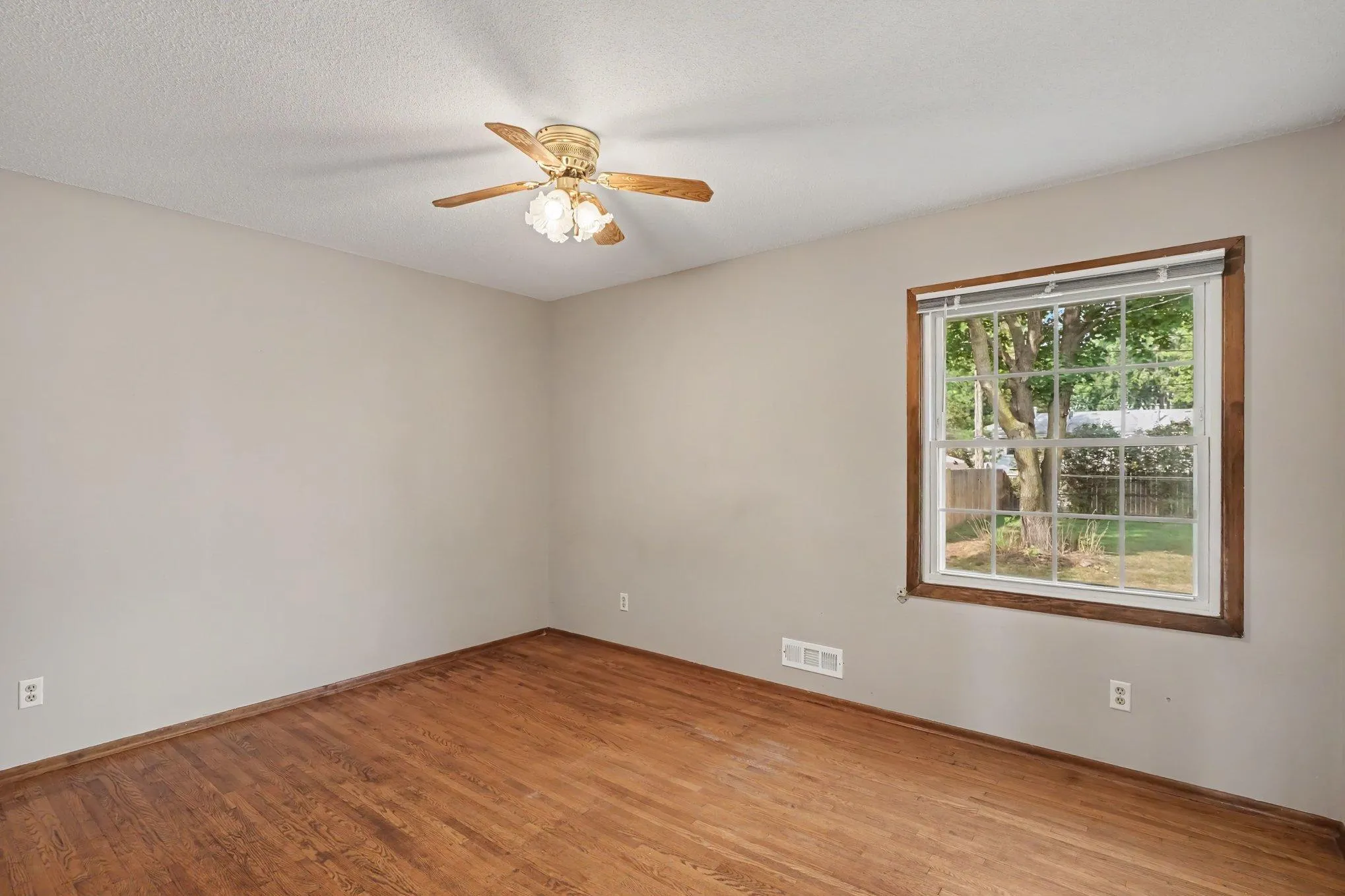 Photo 13 of 14669 Danbury W Avenue
