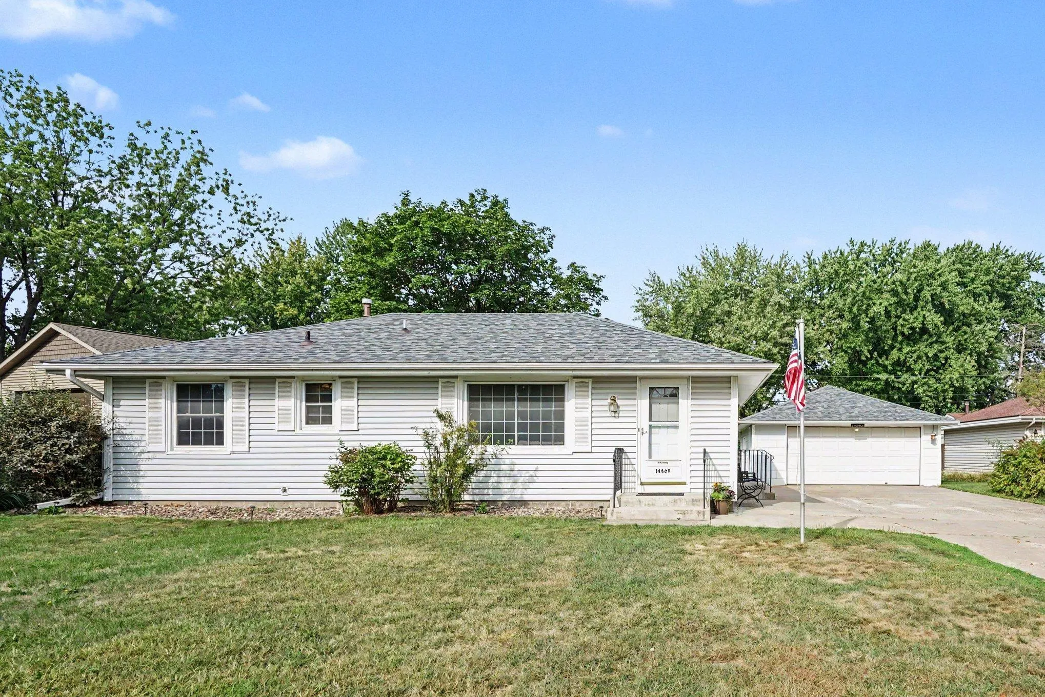 Photo 23 of 14669 Danbury W Avenue
