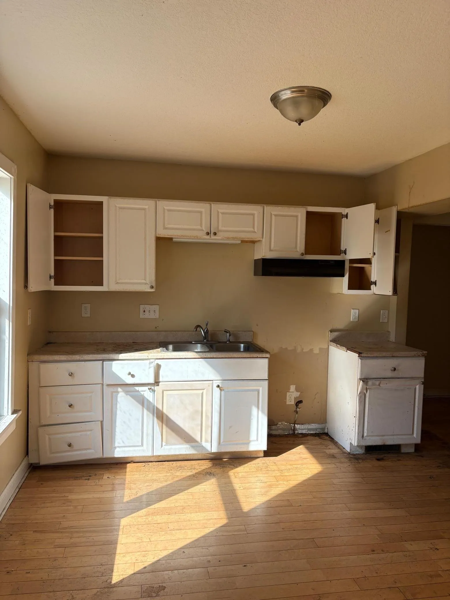 Photo 3 of 565 Hatch Avenue