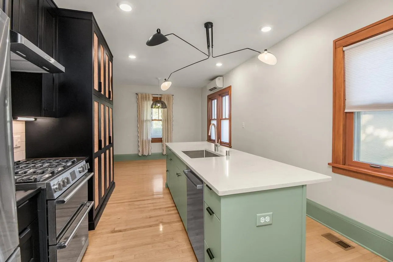 Photo 15 of 23 W 45th Street