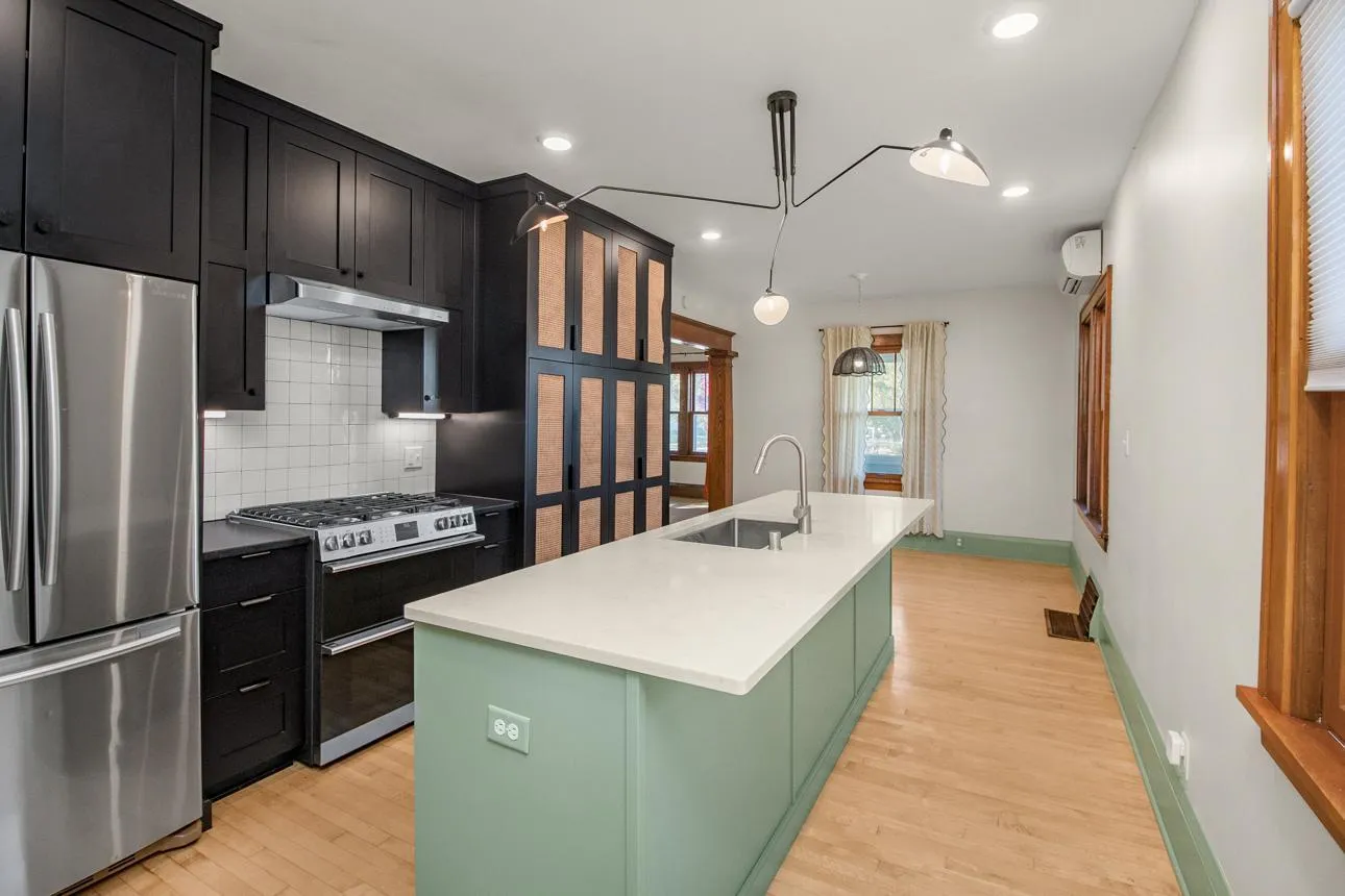 Photo 17 of 23 W 45th Street