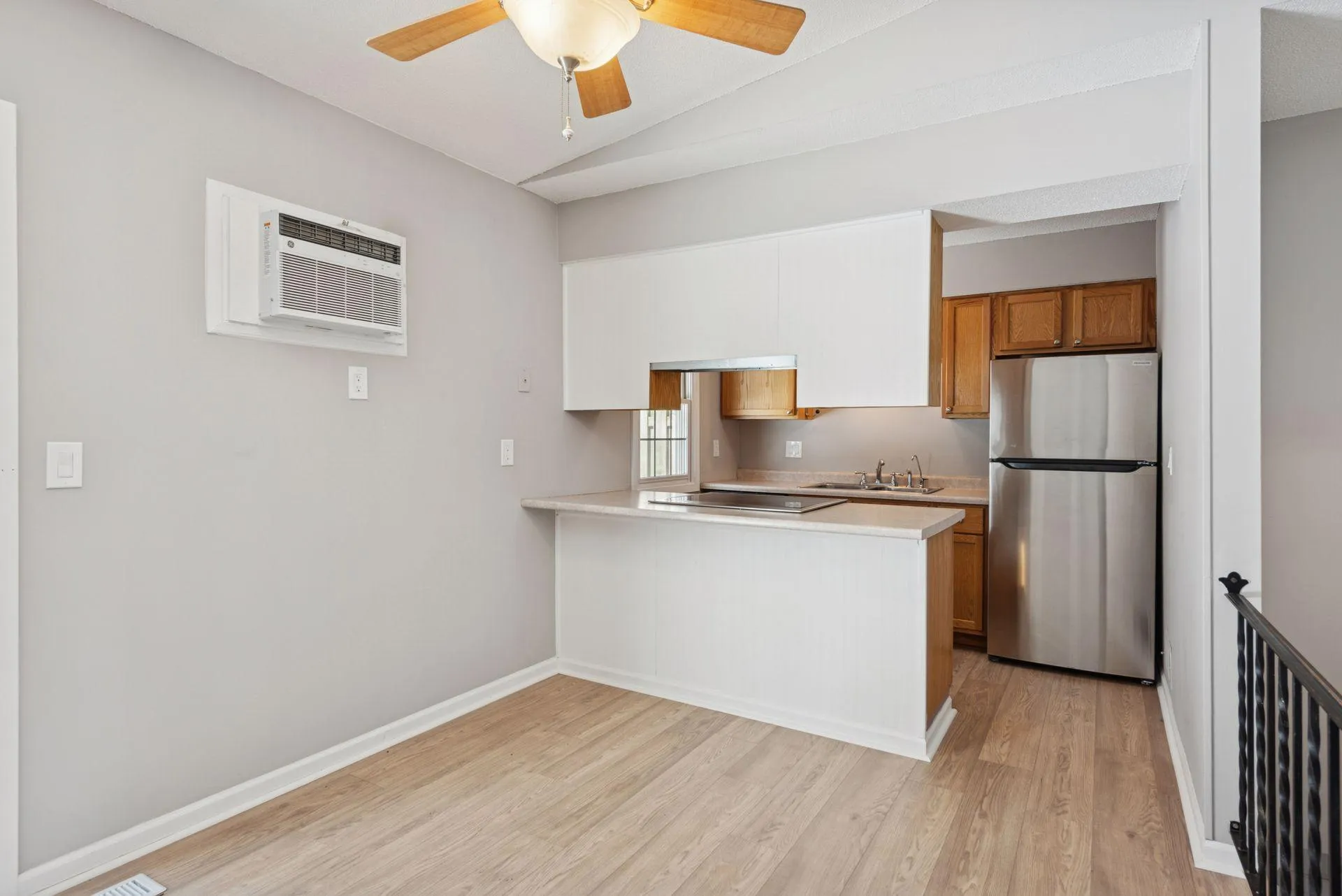 Photo 12 of 5570 & 5580 Shorewood Lane
