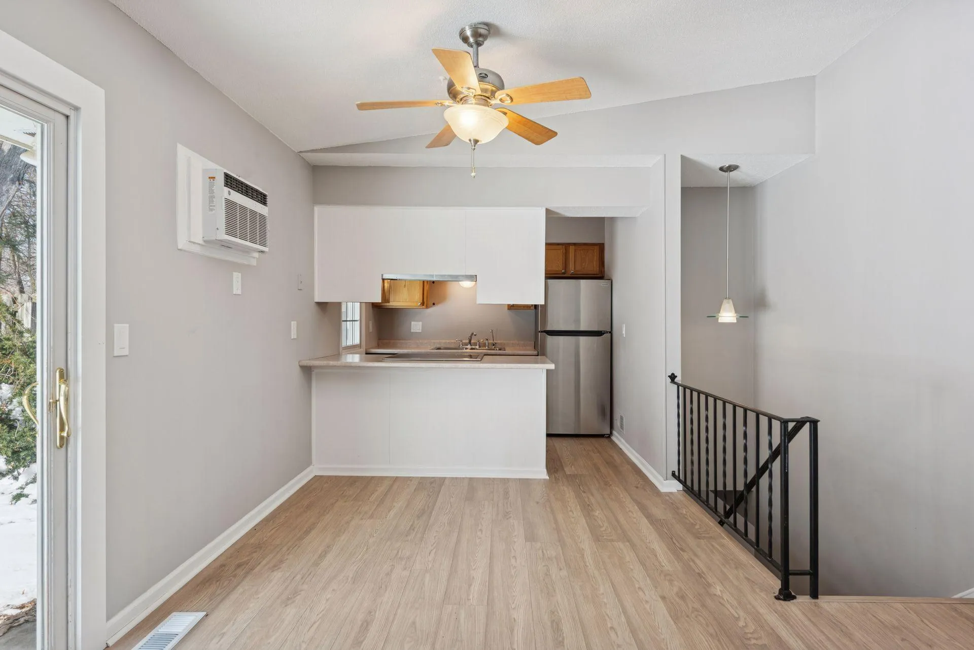 Photo 11 of 5570 & 5580 Shorewood Lane