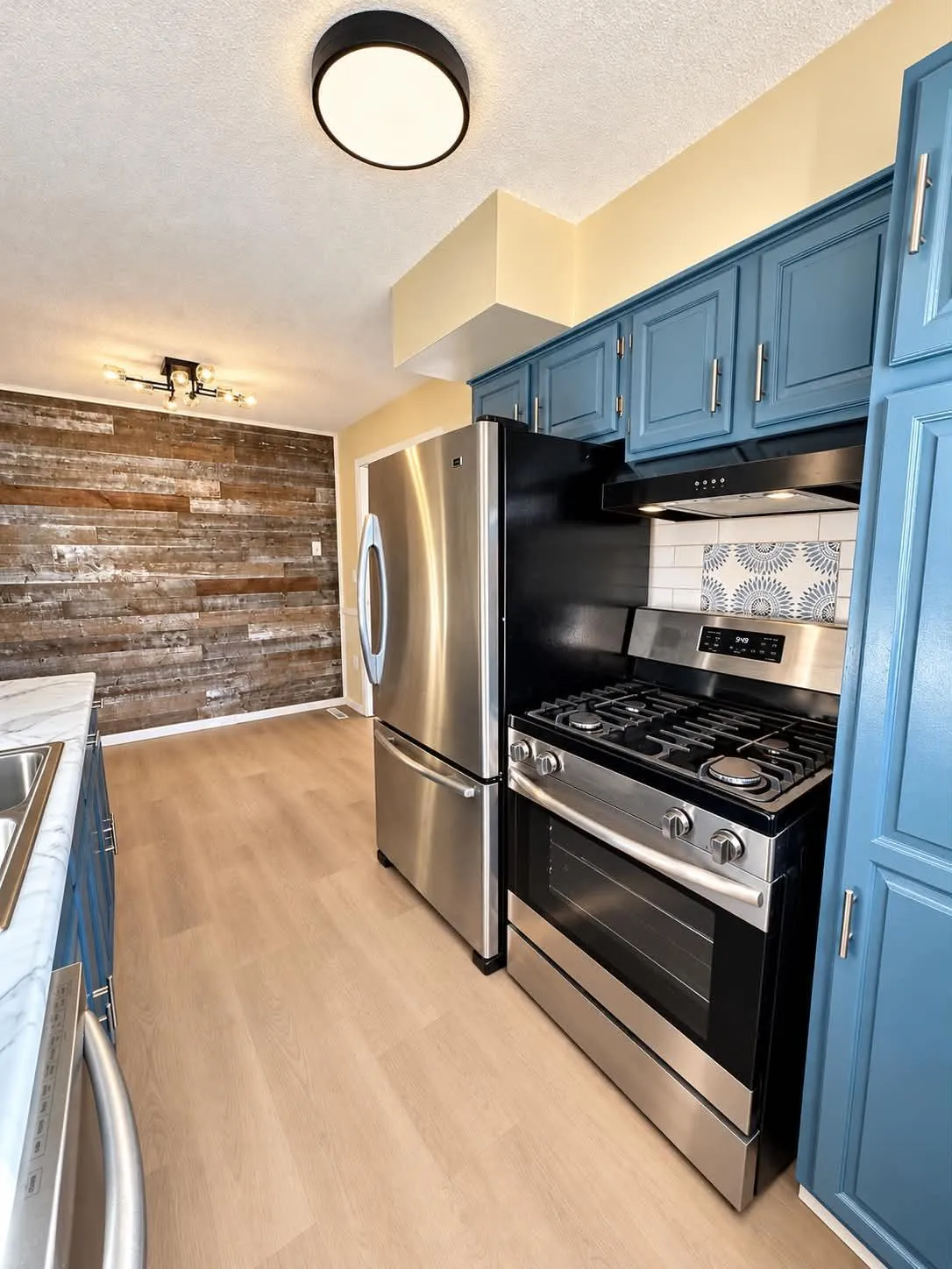 Photo 11 of 2057 Sherwood Avenue