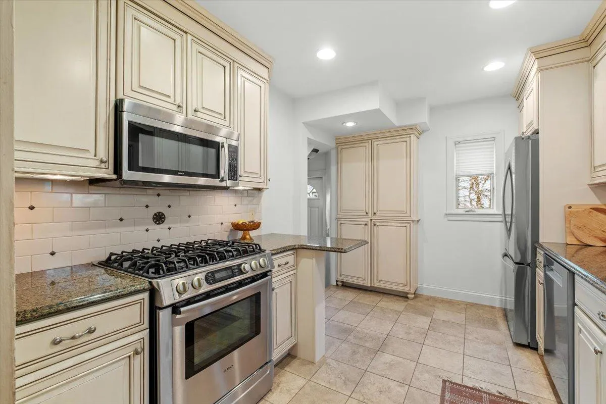 Photo 18 of 1753 Bayard Avenue