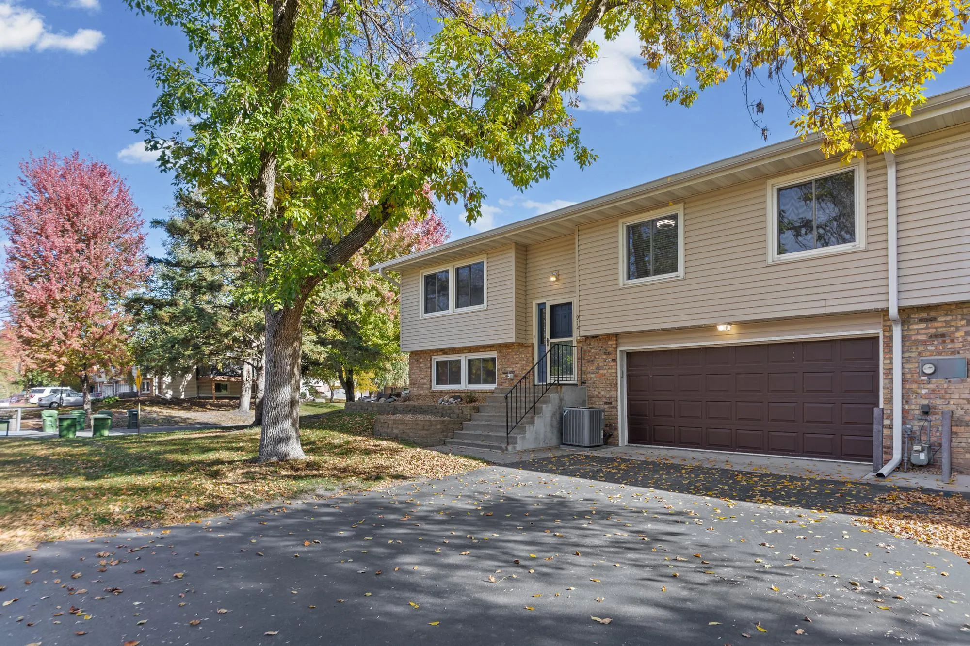Photo 2 of 914 94th Ne Avenue