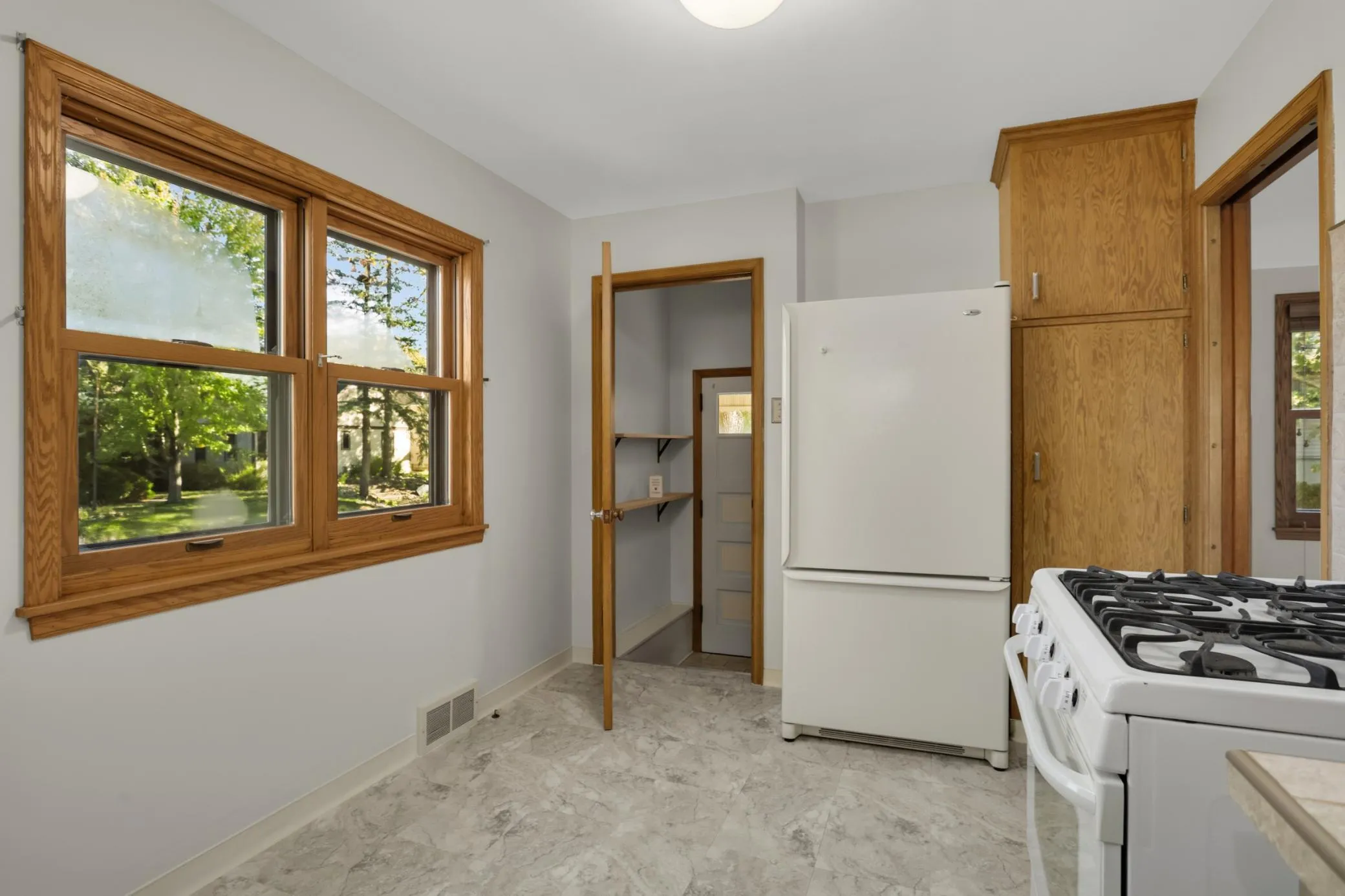 Photo 8 of 1208 Hoyt E Avenue