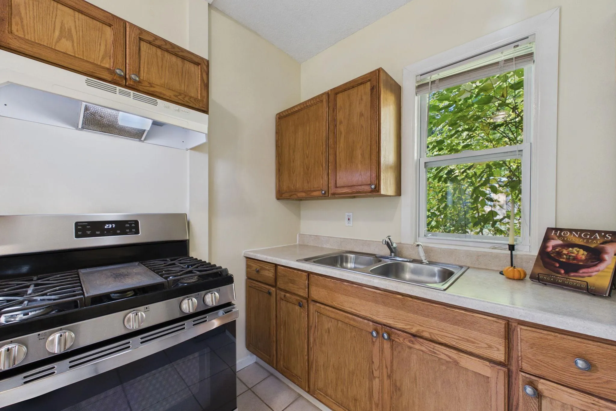 Photo 14 of 3501 N Queen N Avenue
