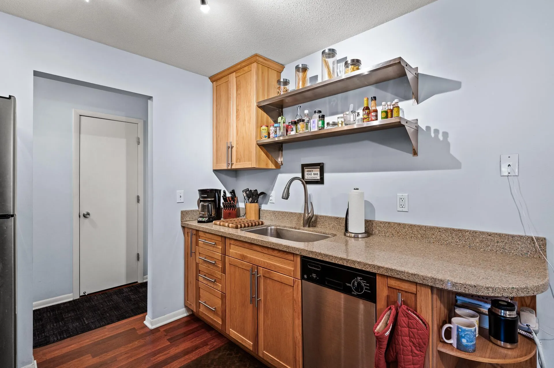 Photo 11 of 1901 Emerson S Avenue Unit 303