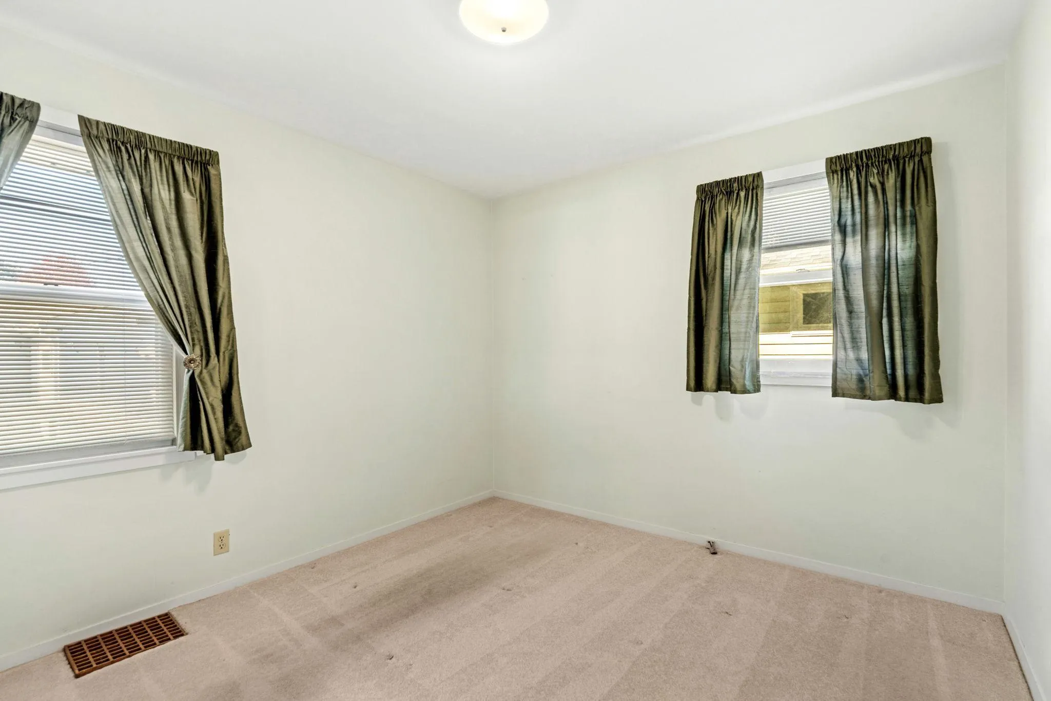 Photo 9 of 5904 Queen S Avenue