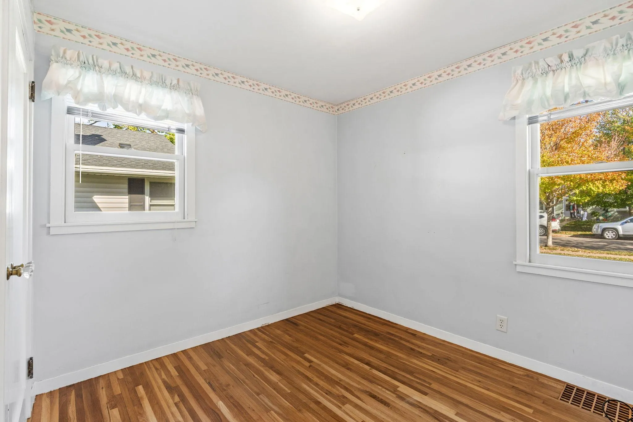 Photo 11 of 5904 Queen S Avenue