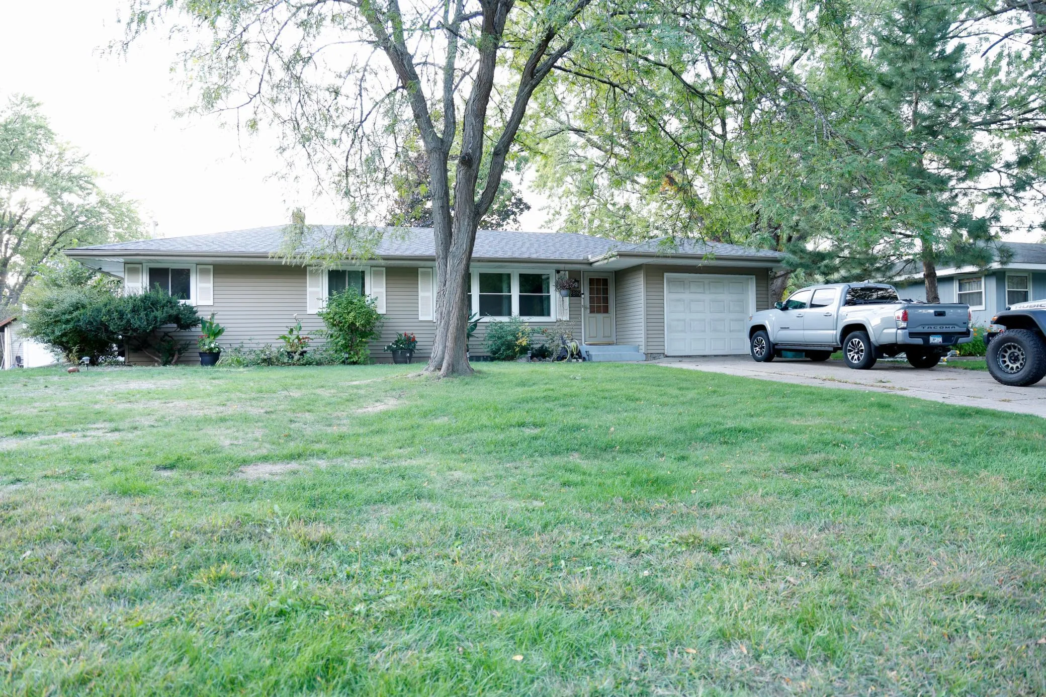 Photo 2 of 2819 Farrington Street