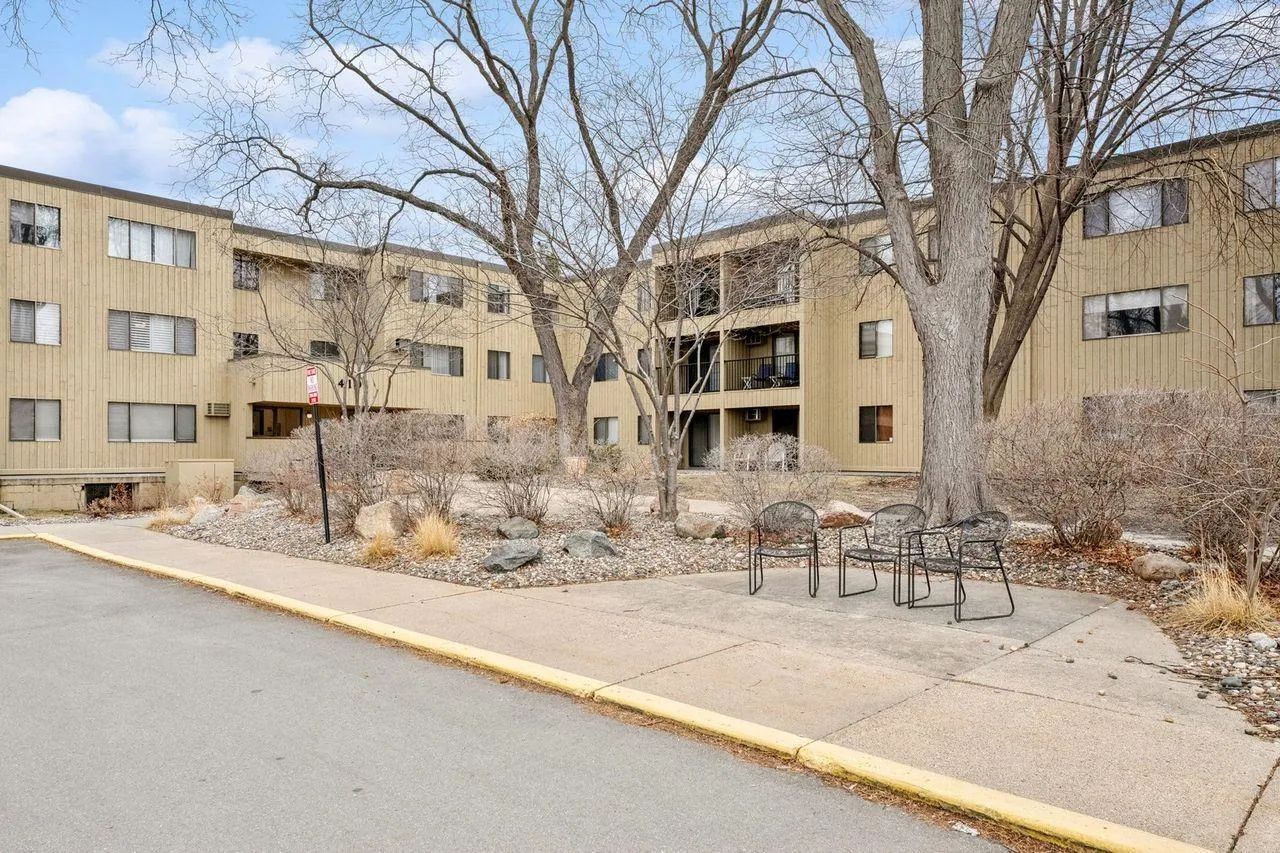 Photo 2 of 4101 Parklawn Avenue Unit 331