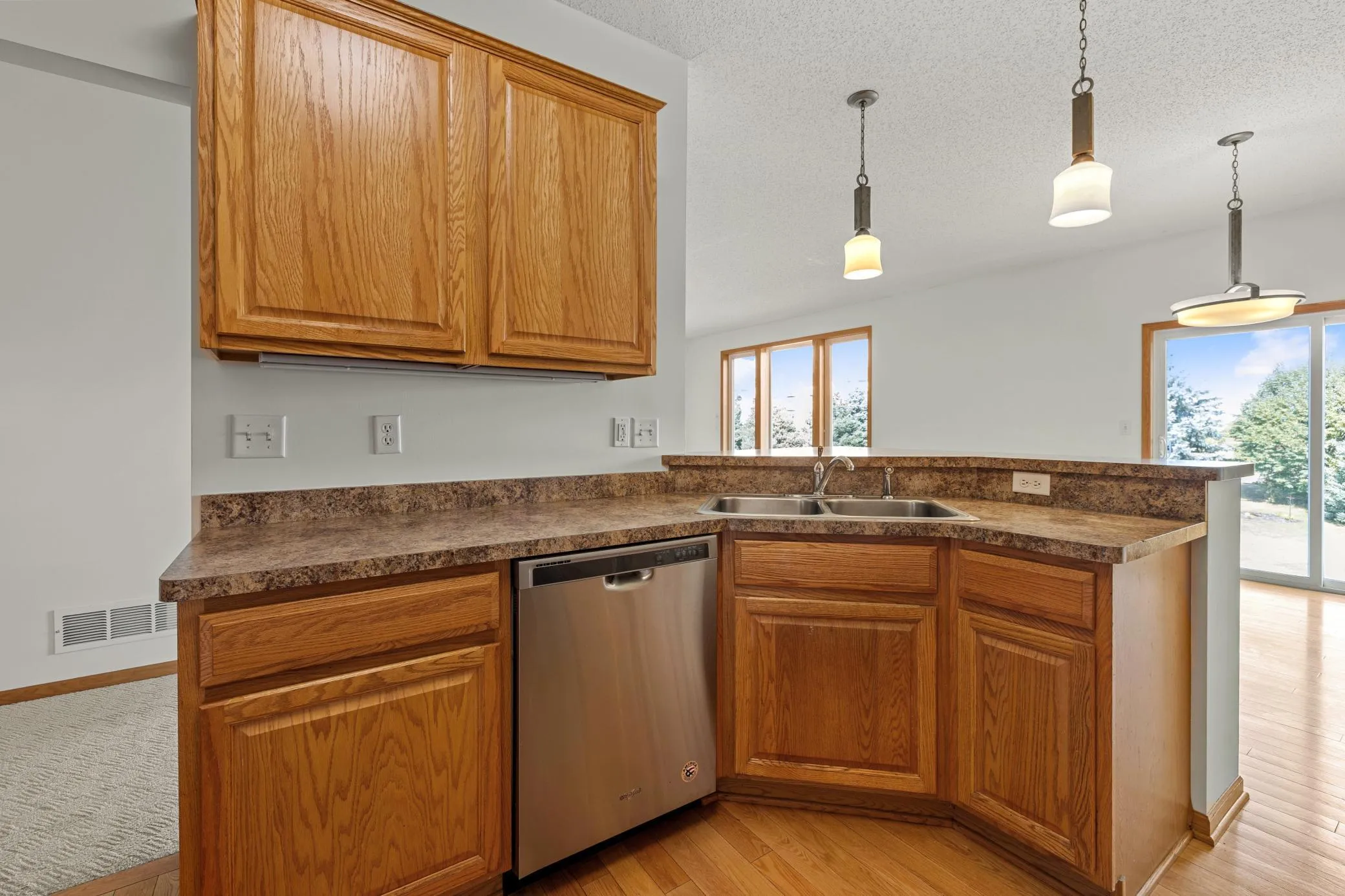 Photo 3 of 1096 Danube Avenue