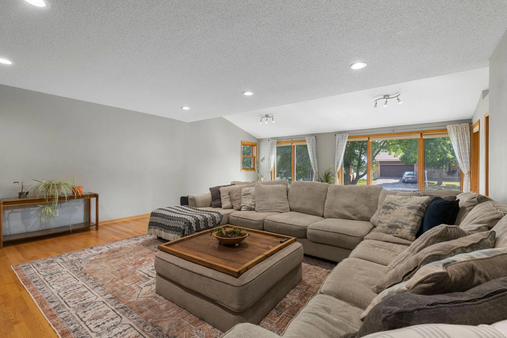 Photo 10 of 4517 Orchard N Avenue