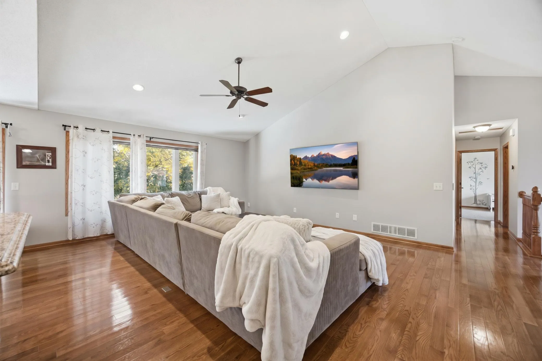 Photo 6 of 22048 Elston Avenue