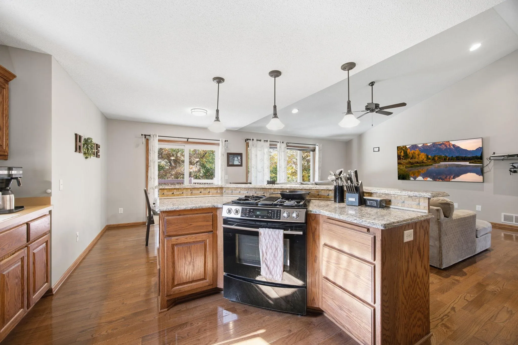 Photo 13 of 22048 Elston Avenue
