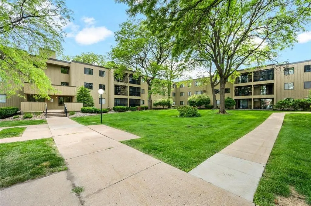 Photo 2 of 4101 Parklawn Avenue Unit 201