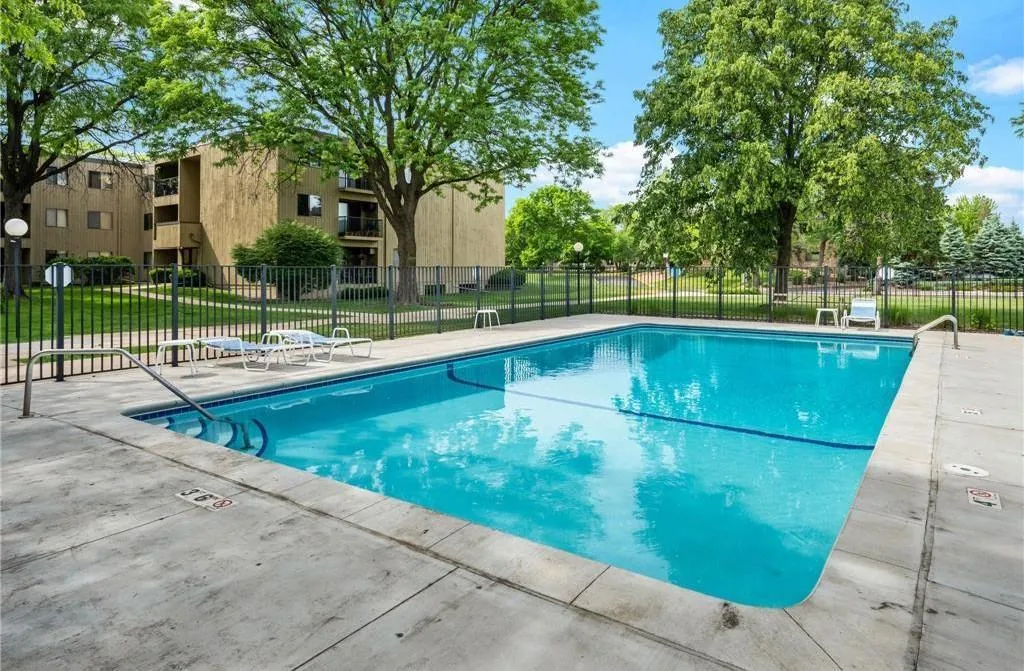 Photo 19 of 4101 Parklawn Avenue Unit 201