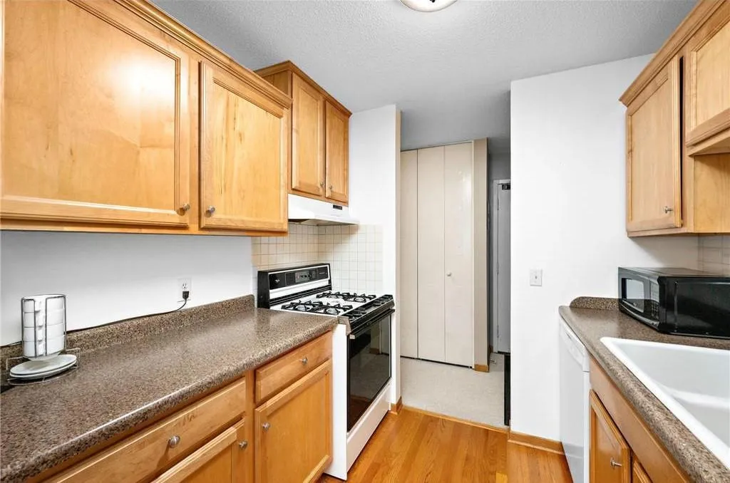 Photo 8 of 4101 Parklawn Avenue Unit 201