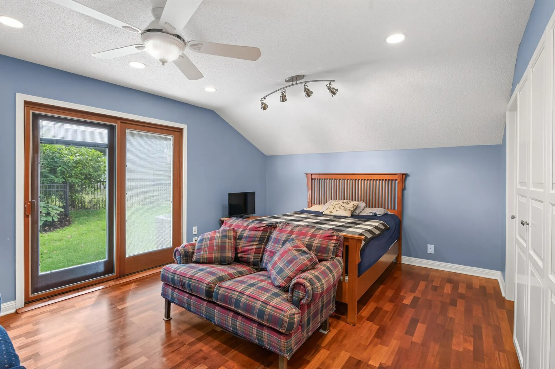 Photo 42 of 2420 Simpson Street