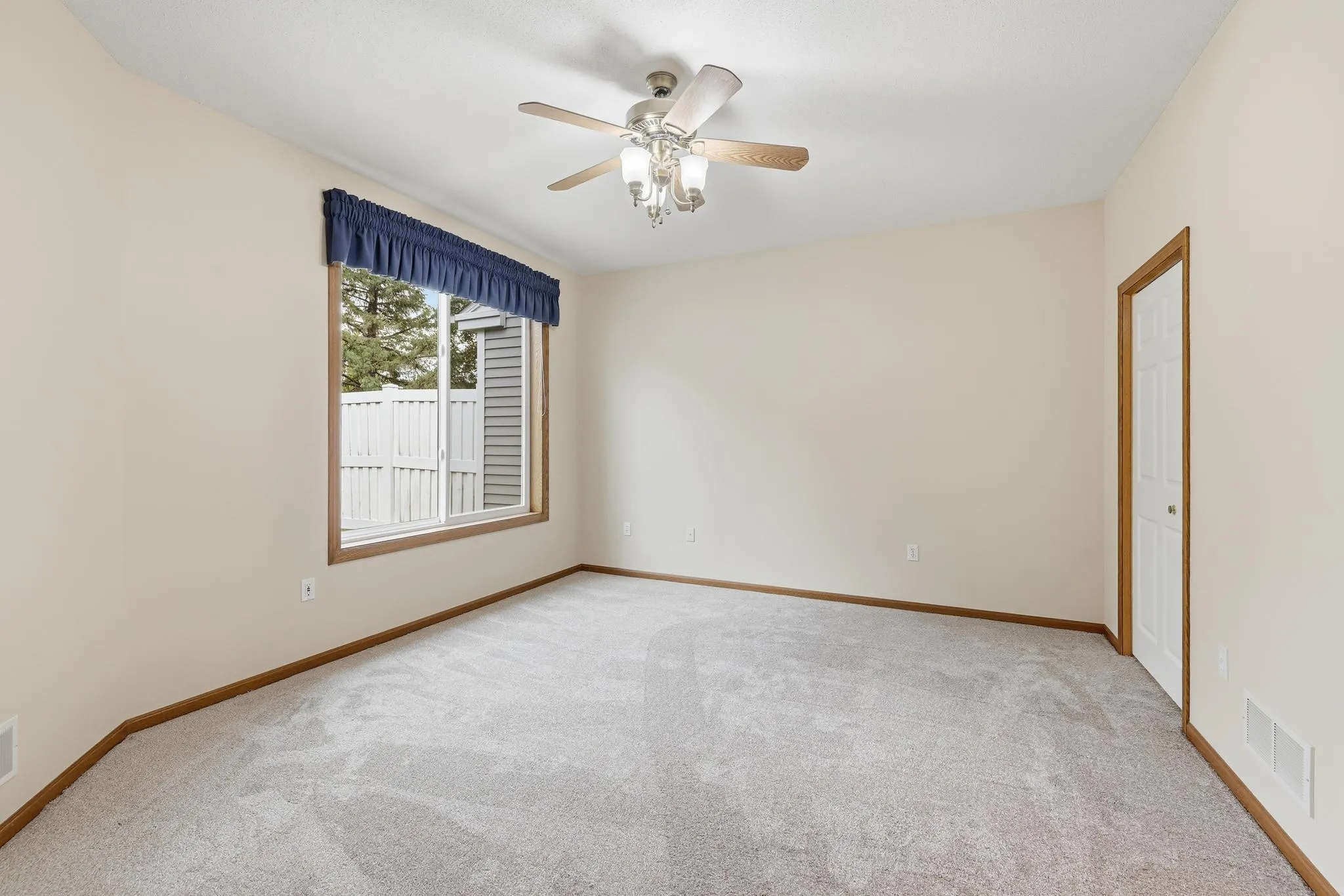 Photo 17 of 689 Lake View Echo