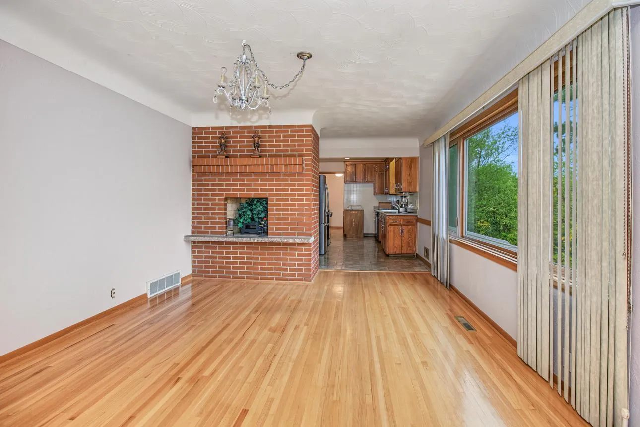 Photo 4 of 556 Turin Avenue