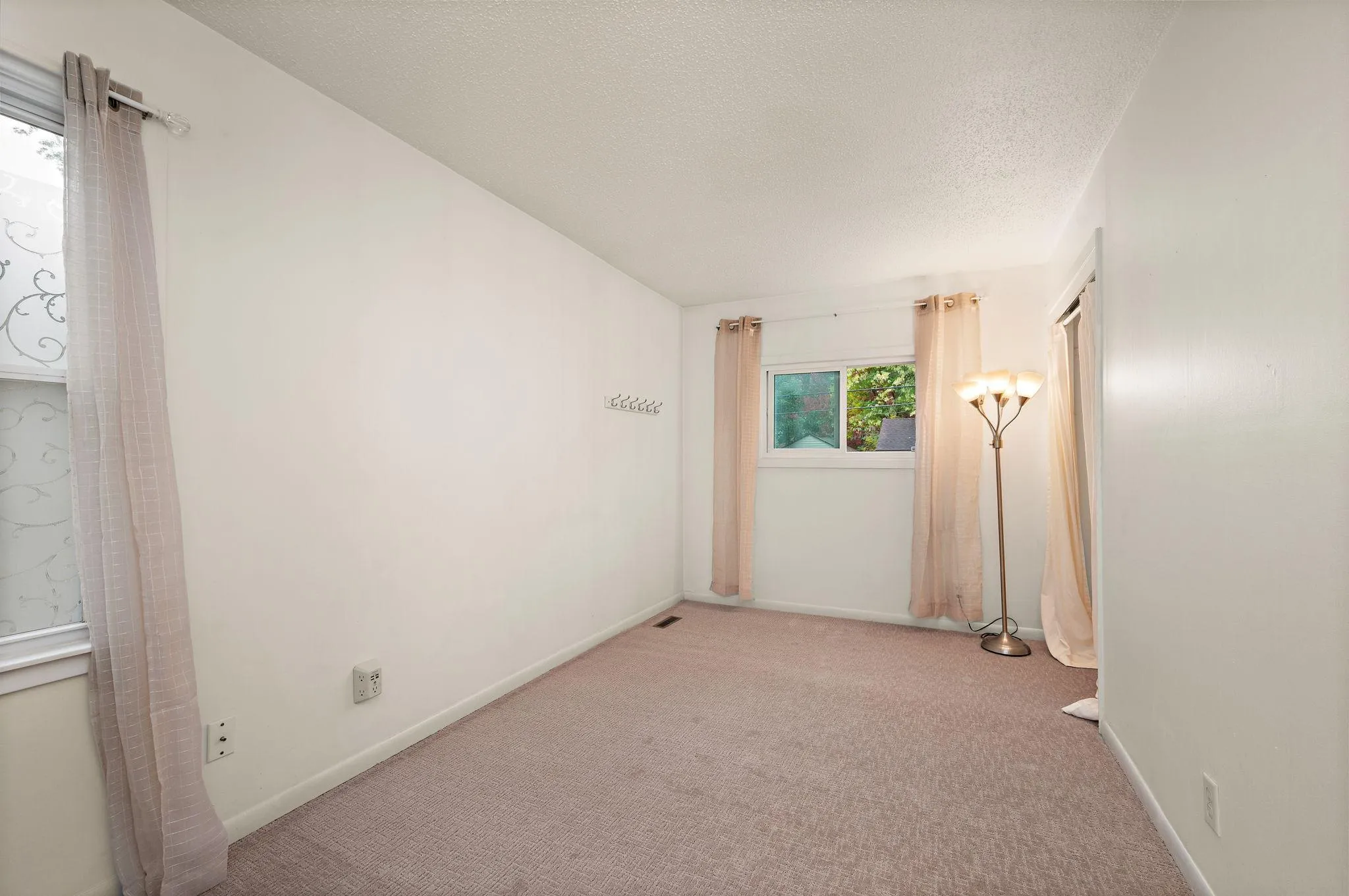 Photo 6 of 2745 Hampshire S Avenue