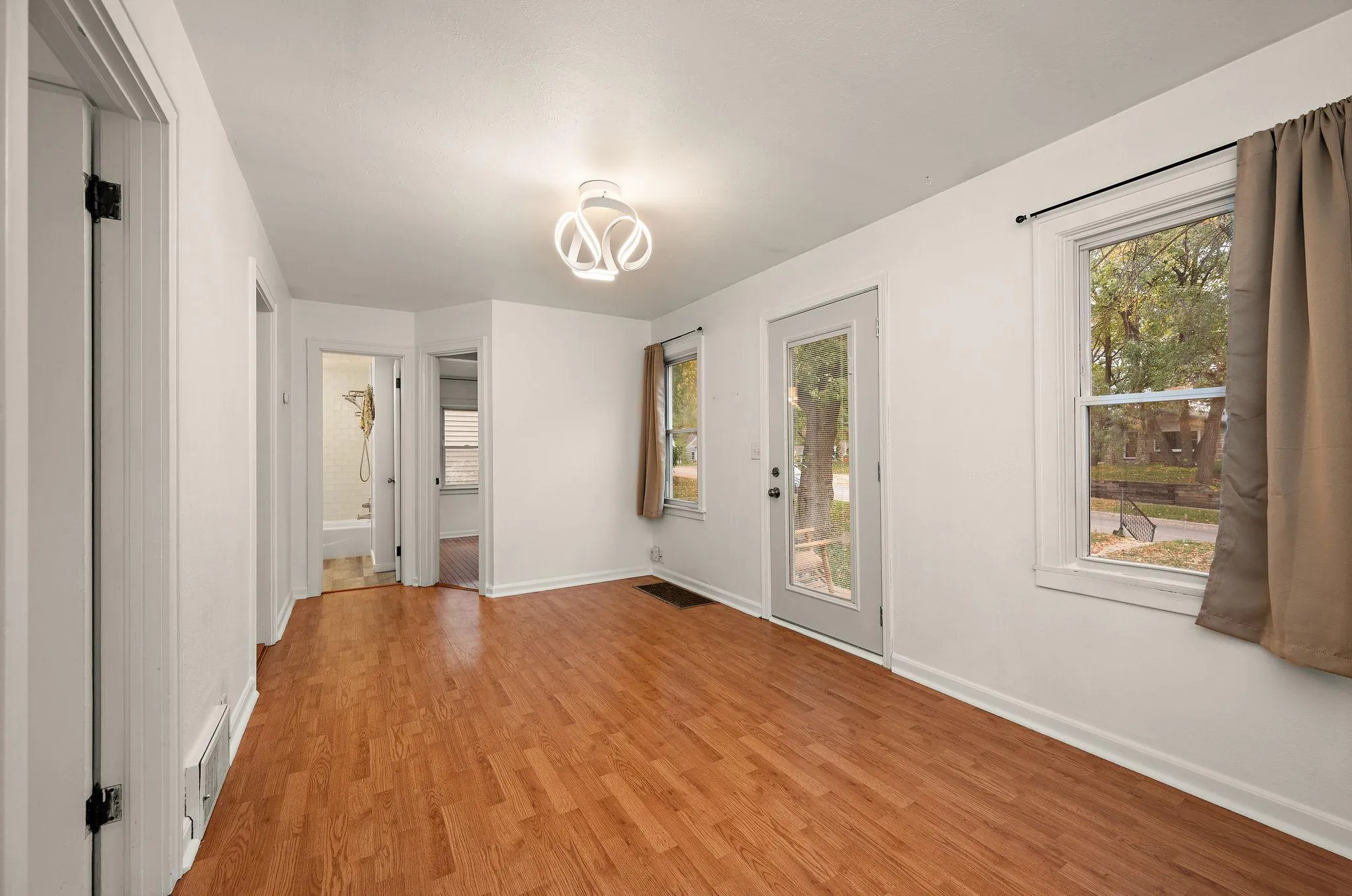 Photo 5 of 2745 Hampshire S Avenue