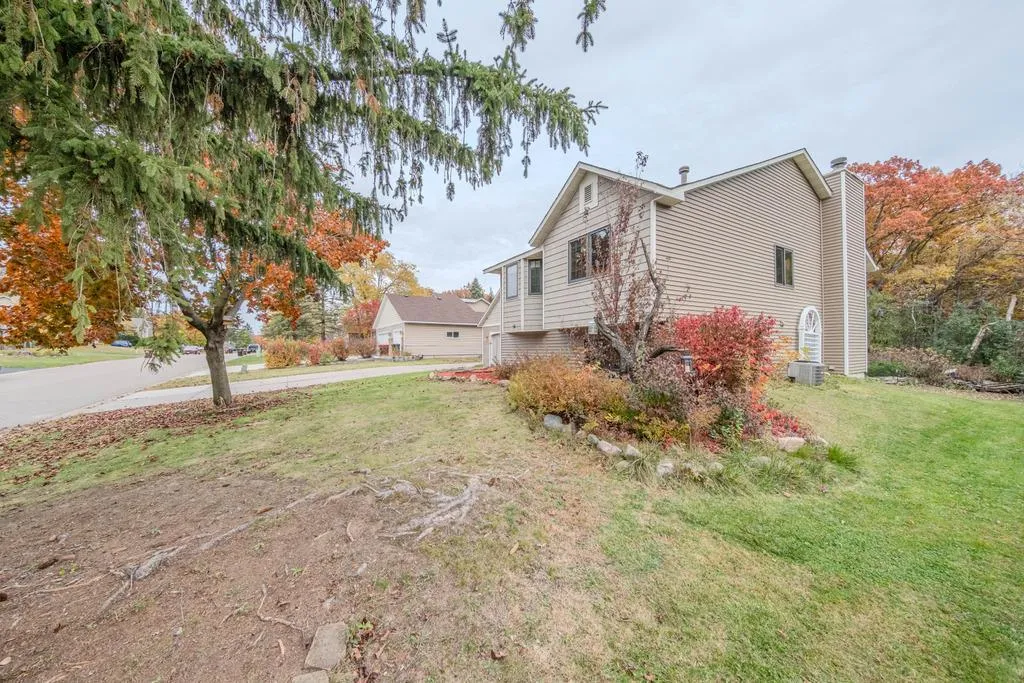 Photo 4 of 1568 Lakewood N Drive