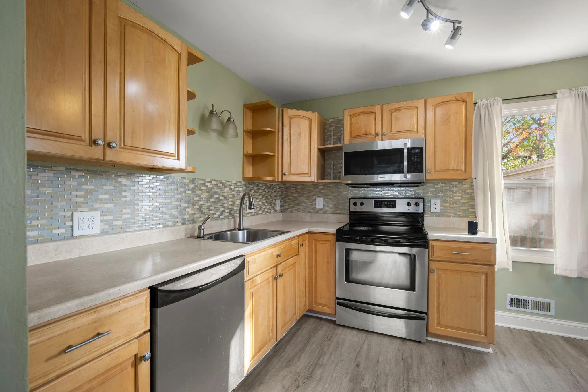 Photo 5 of 1844 Barclay Street