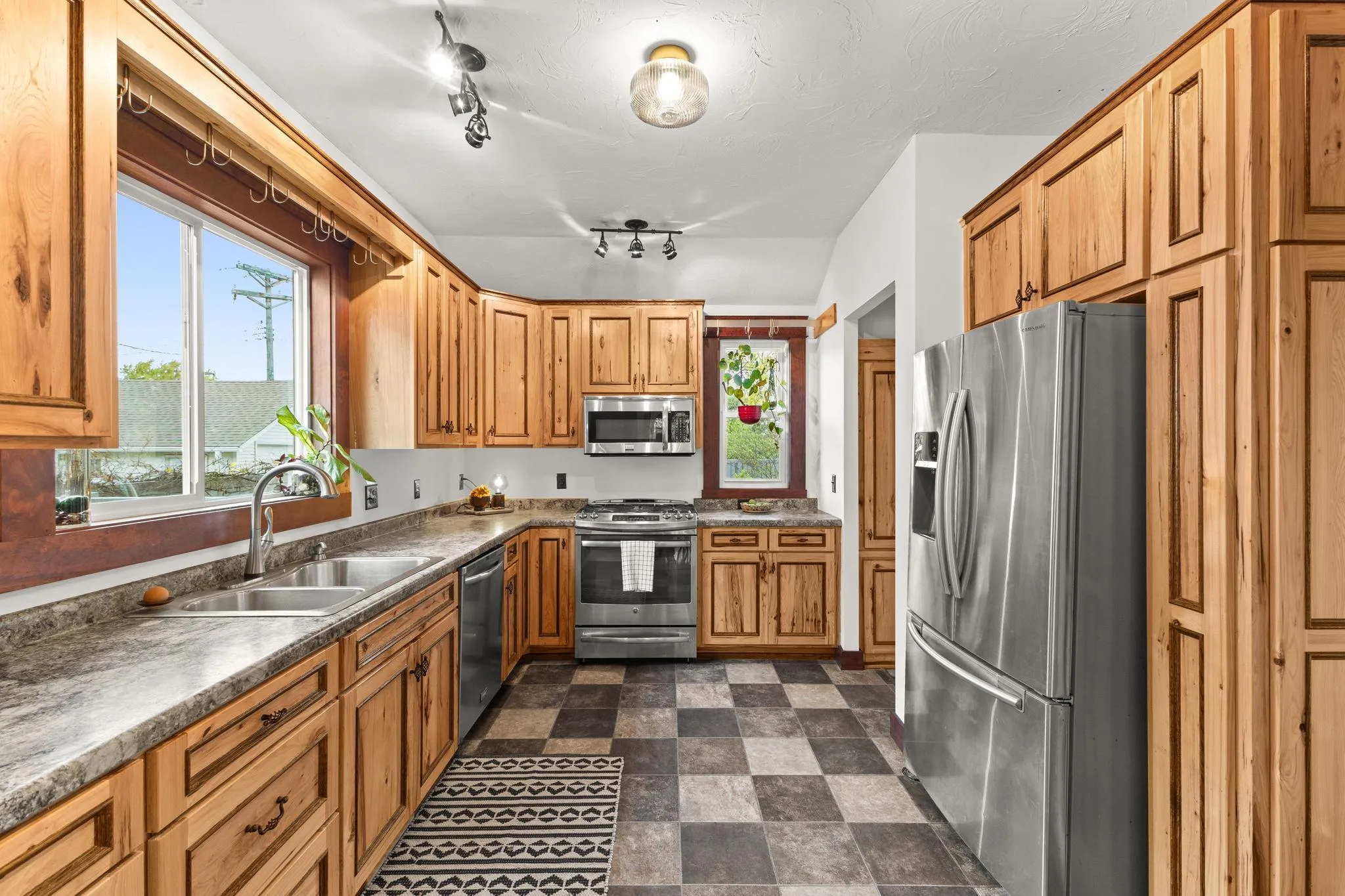 Photo 13 of 4304 Elliot Avenue