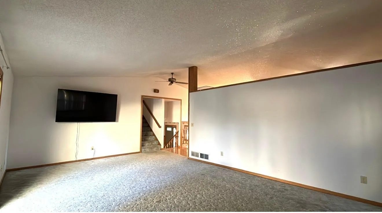 Photo 11 of 886 Iroquois Avenue