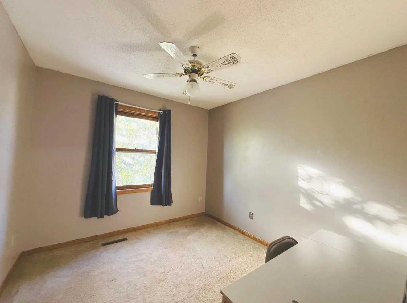 Photo 13 of 886 Iroquois Avenue