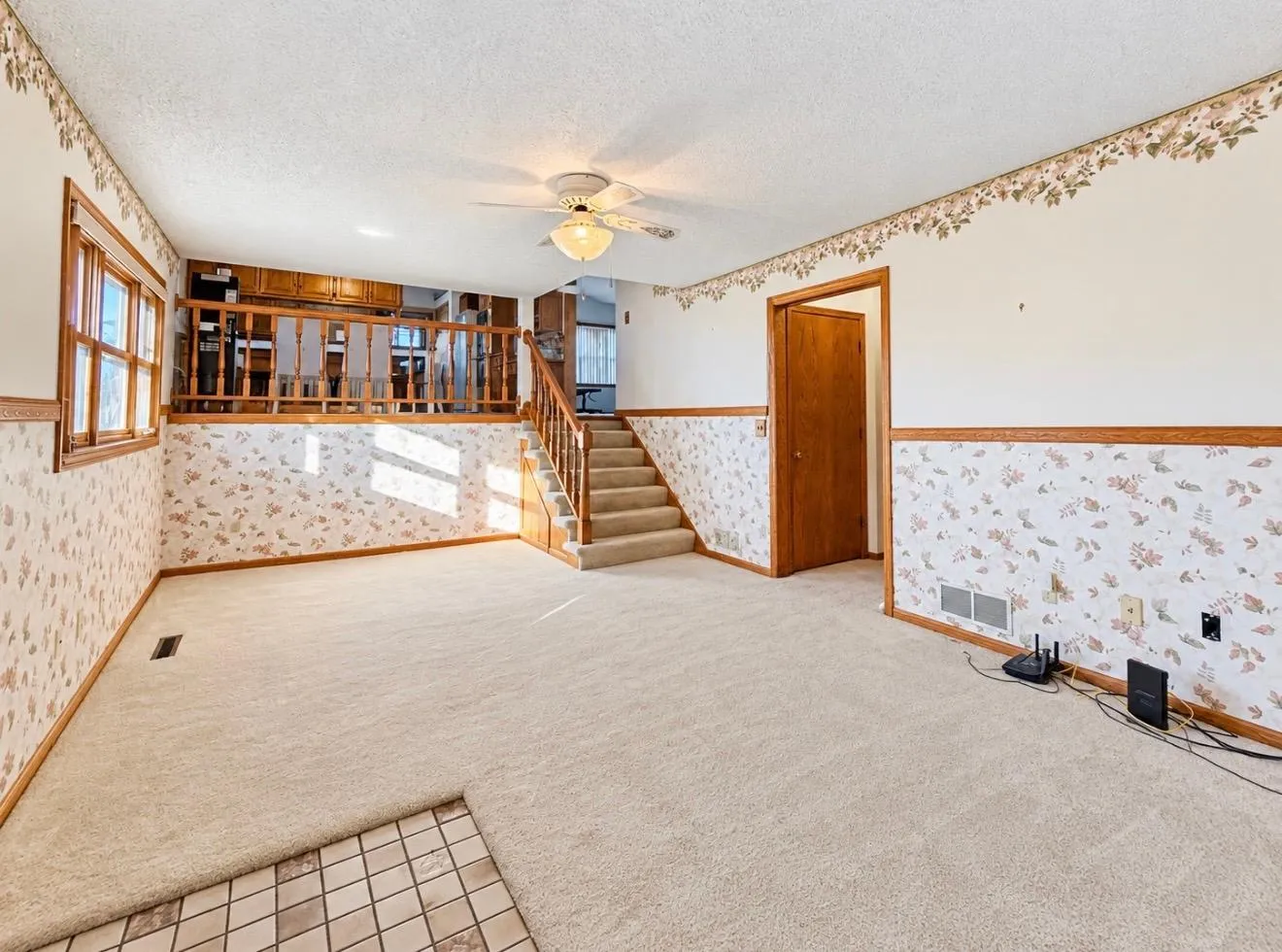 Photo 3 of 886 Iroquois Avenue