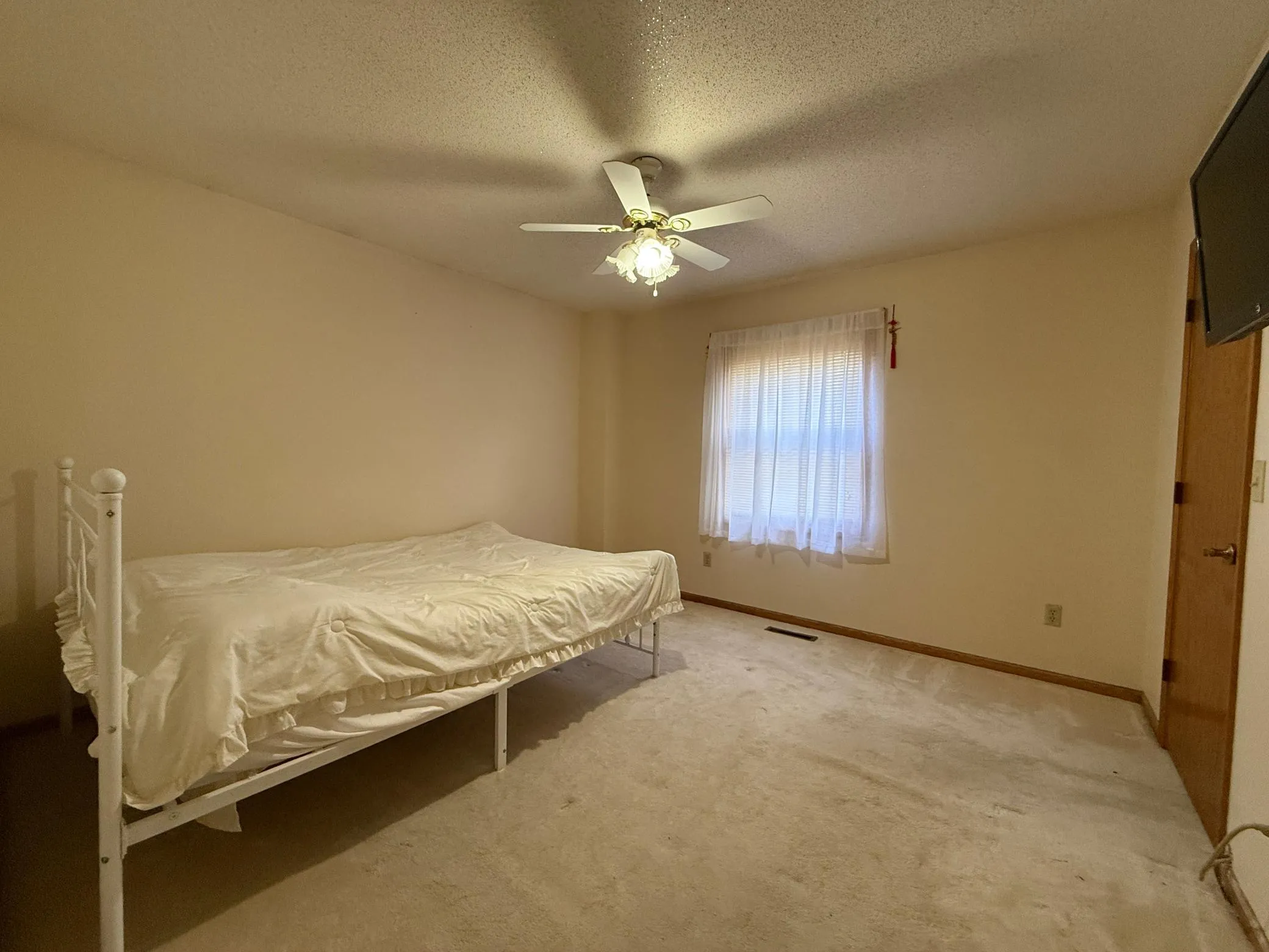 Photo 17 of 886 Iroquois Avenue