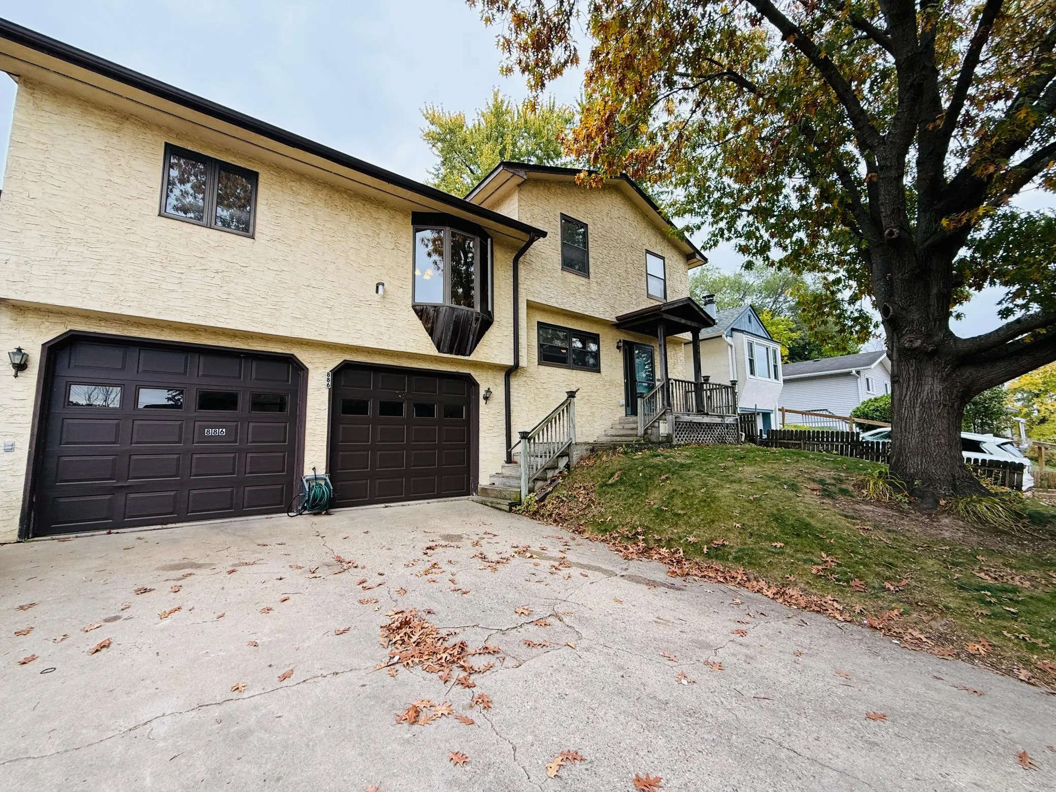 Photo 18 of 886 Iroquois Avenue