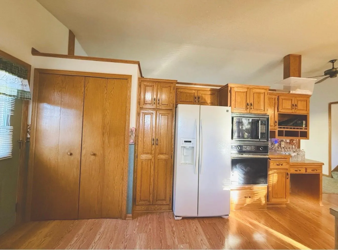 Photo 2 of 886 Iroquois Avenue
