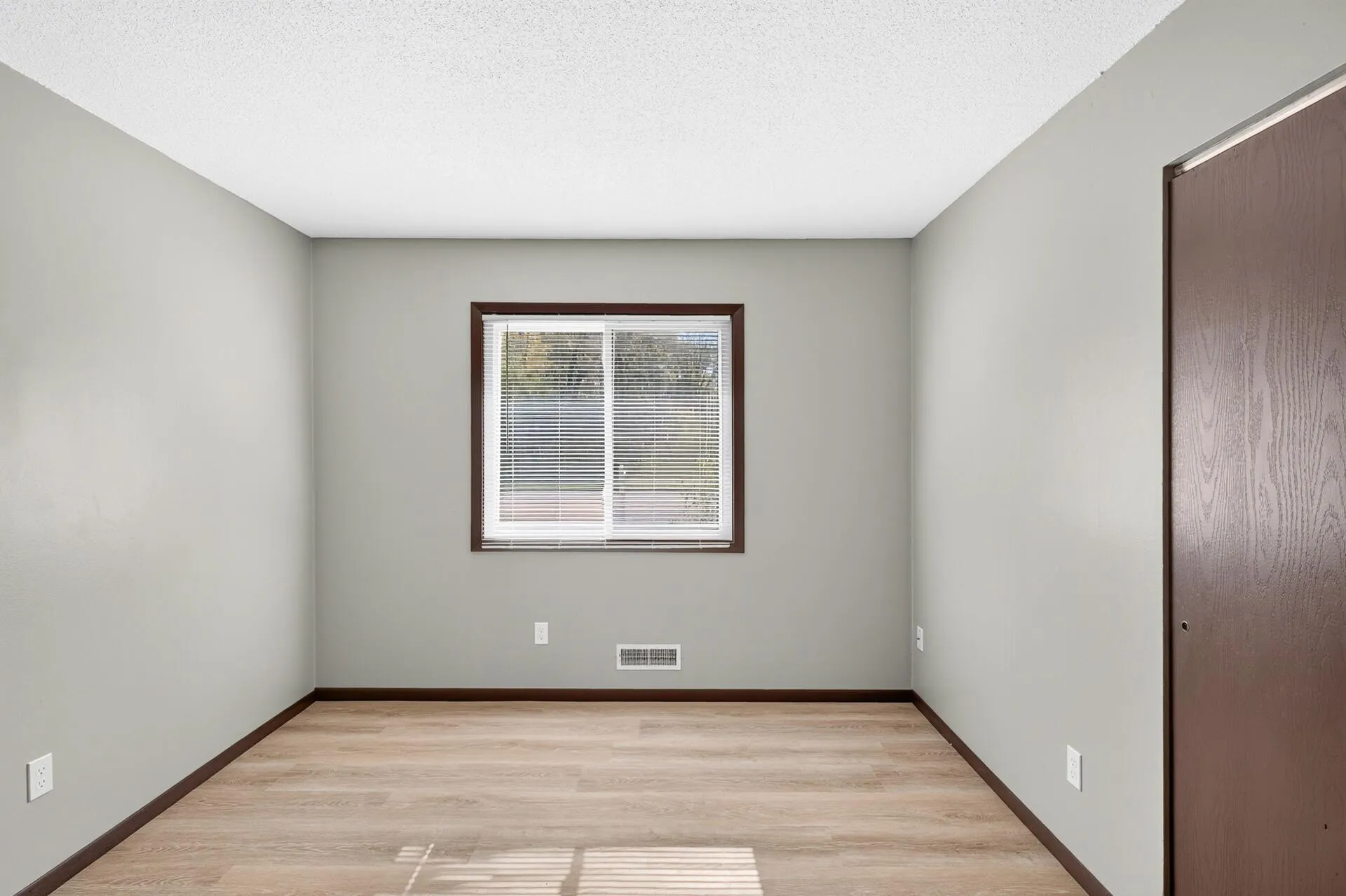 Photo 10 of 3389 Donald Avenue