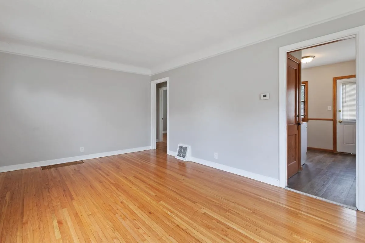 Photo 4 of 5433 30th S Avenue