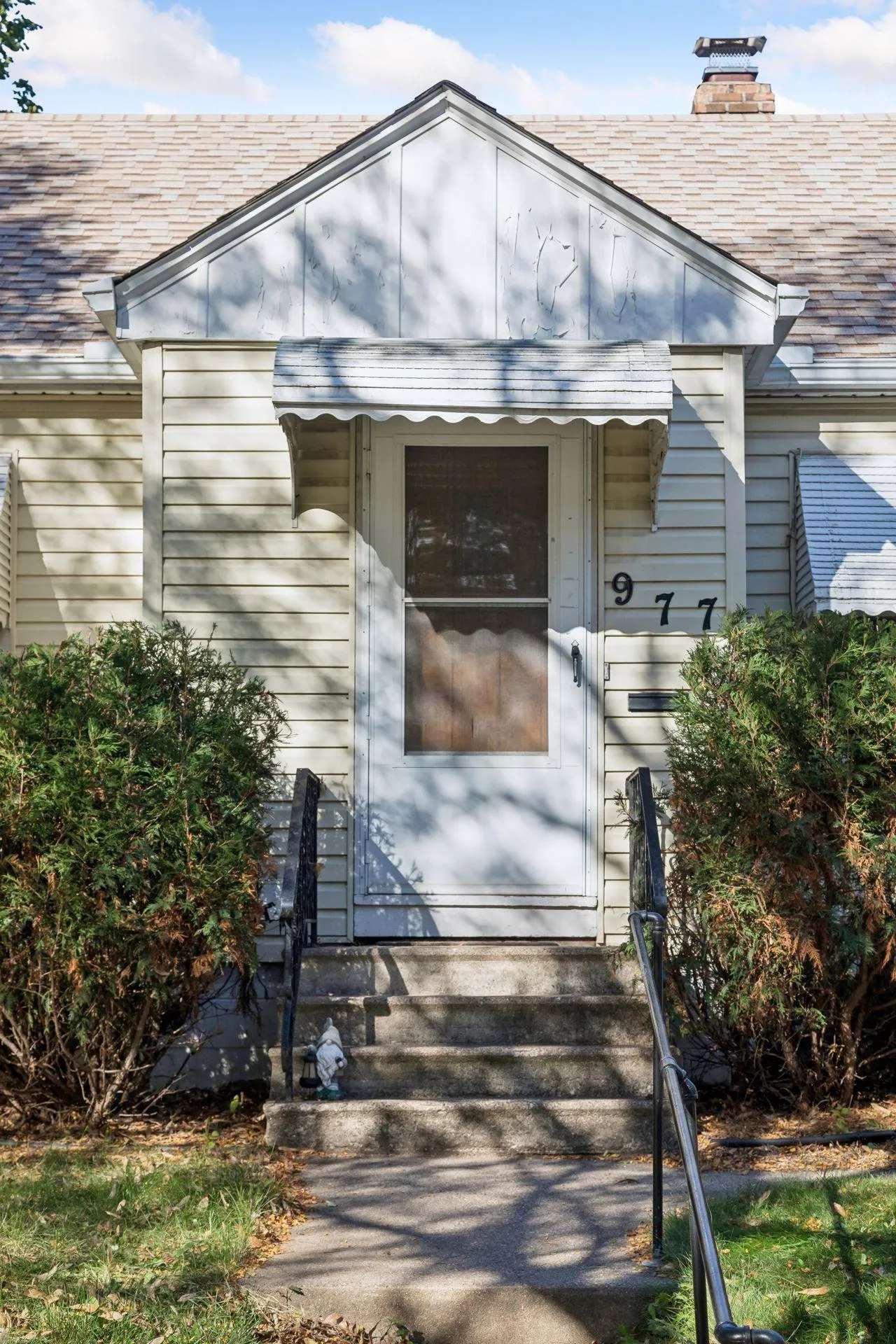 Photo 2 of 977 Scheffer Avenue