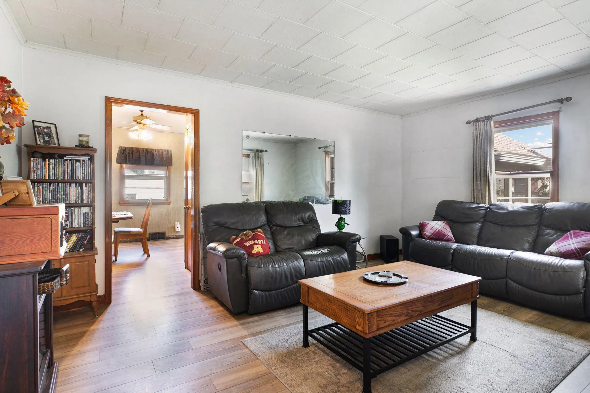Photo 5 of 977 Scheffer Avenue