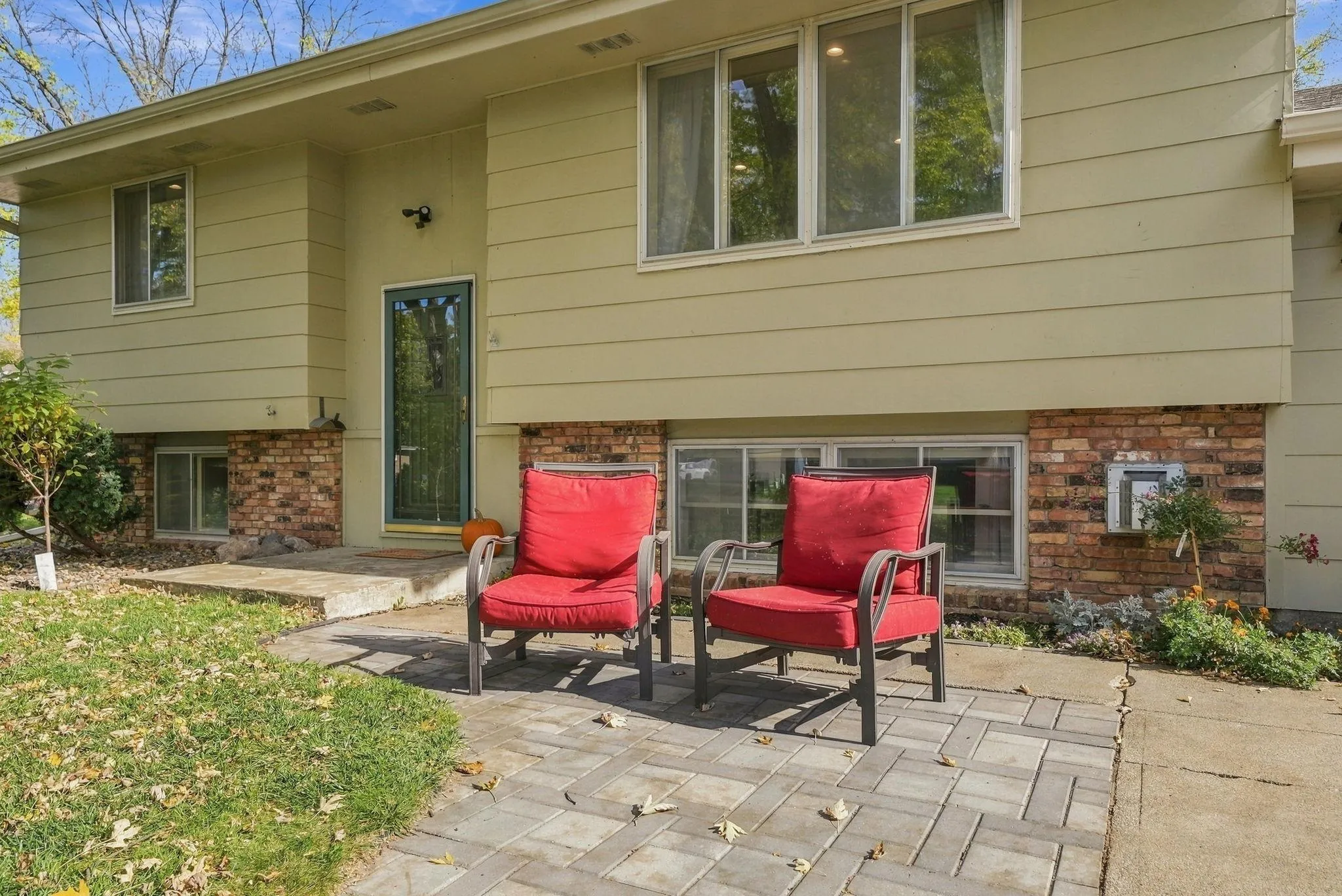 Photo 6 of 16641 Whitewood Avenue