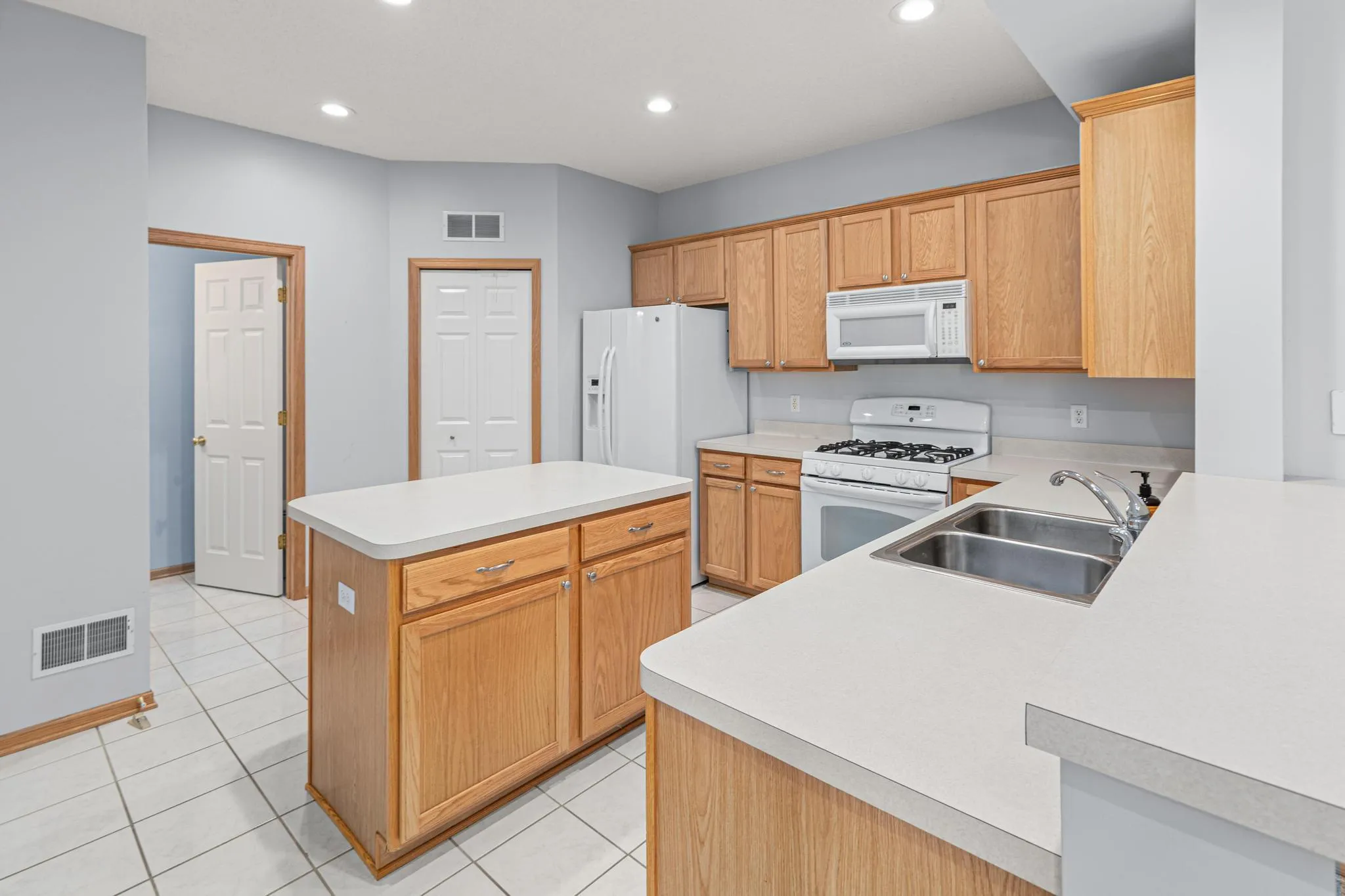 Photo 8 of 1529 111th Ne Drive Unit F