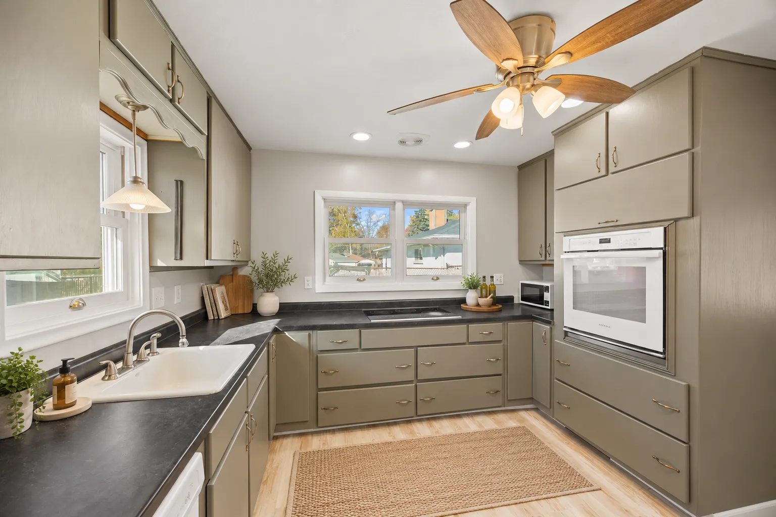 Photo 9 of 2735 Chippewa Avenue