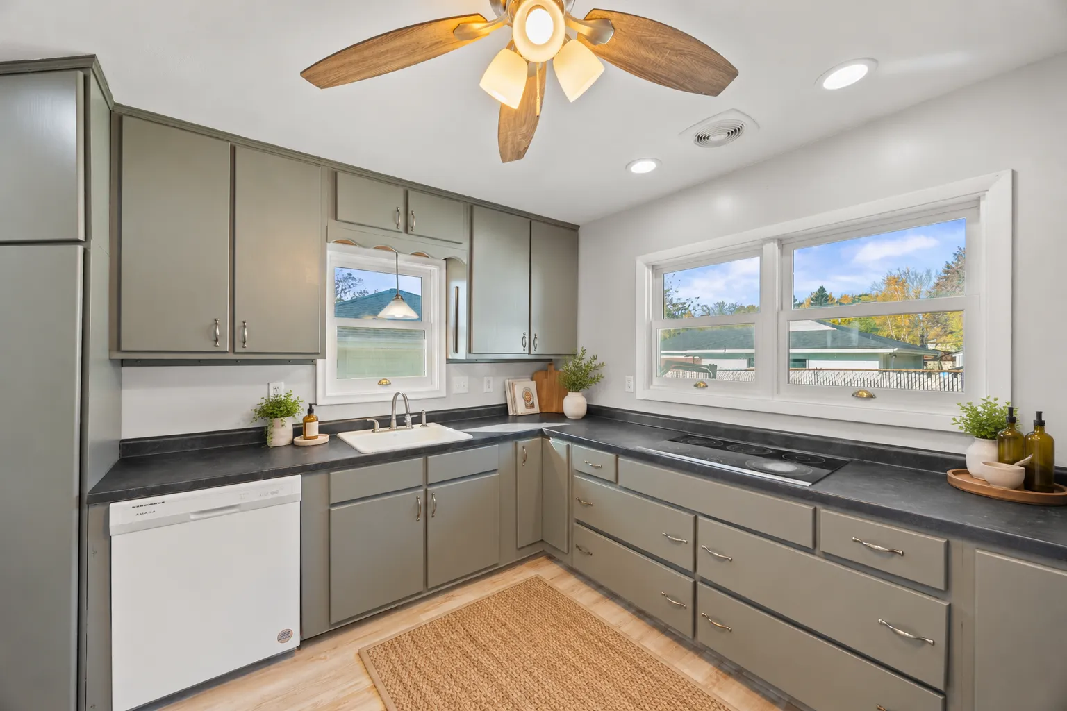 Photo 10 of 2735 Chippewa Avenue